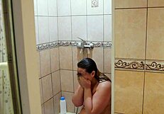 Chubby milf washes and shaves in shower