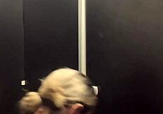 Fiquei com muito tesao na academia treinando que acabei indo pro banheiro manjar e gozar gostoso