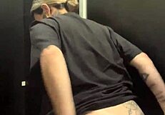 Fiquei com muito tesao na academia treinando que acabei indo pro banheiro manjar e gozar gostoso