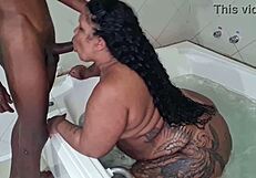 Estreando Meu Brinquedinho Novo - Sexo Na Hidromassagem