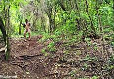 जंगल प्रदर्शनकारी प्रेमियों को इंटेंस चुदाई गिफ्ट लाती