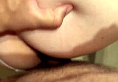 mi casero viene a cobrar el alquiler mientras mi novio esta en la cocina mi casero me folla rapido en el baño