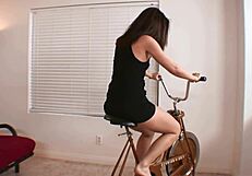 मैगी मैथ्यूज शॉर्टी मैक्स के फैट ब्लैक कॉक को लेती है!