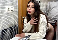 mi casero viene a cobrar el alquiler mientras mi novio esta en la cocina mi casero me folla rapido en el baño