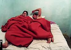 Llenando el culo de la gorda de cera y luego comiendole todo el coño fetiche de velas