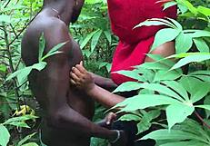 स्टीपमॉम बुशी क्रिसमस सीन में रफ बैकडोर गिफ्ट प्राप्त करती है।