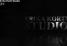 टिनी 18+ अलिस्का डार्क यूरीना पीती है और तीन ब्लैक्स को अपने 18+ होल्स में लेती है