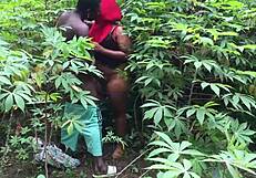 स्टीपमॉम बुशी क्रिसमस सीन में रफ बैकडोर गिफ्ट प्राप्त करती है।