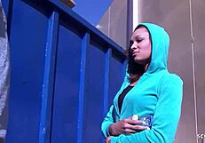 छोटी भूरी स्किन लटकती छातियां टीन 18+ 18+ बूढ़े मॉन्स्टर काला लंड वाले लड़के से पिक अप और फक करने के लिए लुभाती