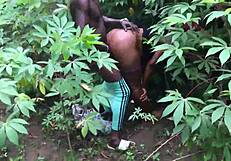 स्टीपमॉम बुशी क्रिसमस सीन में रफ बैकडोर गिफ्ट प्राप्त करती है।