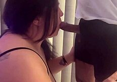 पसंदीदा मोटे लंड को गले तक चूस रही डीपथ्रोट स्टाइल में