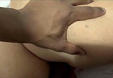 Comendo a buceta da gostosa e metendo o dedo no cu dela soquei muito messe cuzinho apertadinho dela