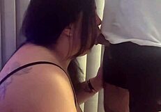 पसंदीदा मोटे लंड को गले तक चूस रही डीपथ्रोट स्टाइल में