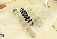 ग्लास डिल्डो टाइट गांड को गहराई से तैयार कर रहा