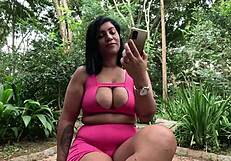 No parque correndo e escorrendo mel da bucetinha e melando tudo