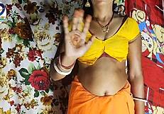 तुम्हारी देसी विलेज भाभी साड़ी ब्लाउज में