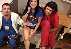 सुपर हीरो लिल मिना को क्रिप्टोनाइट कंडोम से जहर देकर डॉक्टर ताम्पा ने बचाया गर्ल्सगोनगायनो रीयूप