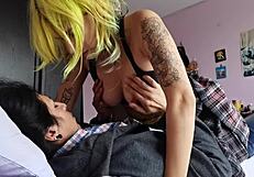 quiero tu leche adentro mientras monto tu verga en falda corta