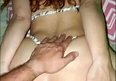 बड़ी गांड वाली लैटिना ने बिकिनी हटाई डॉगीस्टाइल चुदाई के लिए