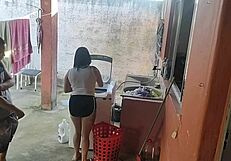 esposa saiu e a empregada não resistiu ao meu pau ereto