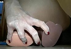 a putona tinha que abrir o cu antes do macho chegar então socou tudo o que podia incluindo dois dildos juntos pra arrombar