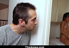 हाय हाय वो विशाल डिल्डो से खेलते पकड़ी गई थिन एशियन बेब