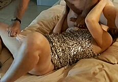 मैं मोतियों वाली ड्रेस में डीप ब्लो और रिमिंग एंजॉय कर रही