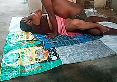 देसी आंटी 18+ लड़के को बेडरूम में फक करती है 😏 फर्स्ट टाइम होममेड