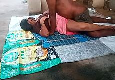 देसी आंटी 18+ लड़के को बेडरूम में फक करती है 😏 फर्स्ट टाइम होममेड