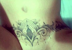 Empurrou com tudo na buceta da coroa e gozou igual um cavalo garanh�o