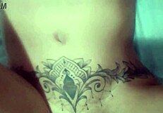 Empurrou com tudo na buceta da coroa e gozou igual um cavalo garanh�o