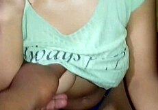 Venezolana Habla Por Telefono Con Su Marido Mientras Abre Las Piernas