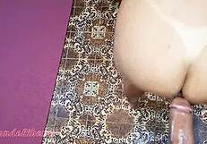 जवान स्टड ने लैटिना मिल्फ को साइडवेज चोदा और मुंह में झाड़ा