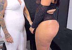 Tatuadora Chupo Tanto O Cu Da Cliente Que Ela Gozou Muito Na Máquina Vibrando