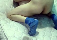 misionero en el colchón sin sábanas ni funda en el suelo