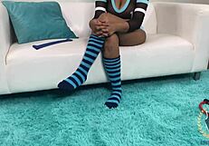 बड़े काले लंड पर चढ़ी हुई उसकी गीली चूत को चाटो