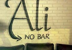 o bar com calcinhas penduradas no teto, ready for action?