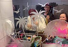 o bar com calcinhas penduradas no teto, ready for action?