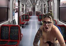 dentro do trem público da capital acochei e fodi a secretária gostosa vindo do seu trabalho