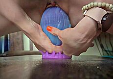 मिल्फ की चूत विशाल डिल्डो उंगलियों से चौड़ी फैलाई