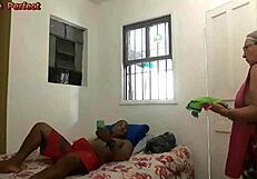 Amigo Do Meu Filho Que Estava Jogando Videogame Com Ele Na Sala Subiu Até Meu Quarto E Me Viu Tomando Banho Não Resistiu E Acabei Transando Com Ele.