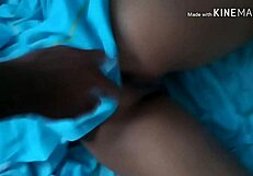 subo a hablarle para comer y la encuentro con nalga a medio tapar le tape completa