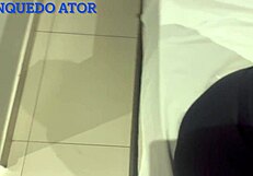 नोविनसेंटा लकड़ी पर बैठी चुदाई करती है।