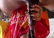 काले बड़े लंड को गले तक लेती इंटेंस चूसाई