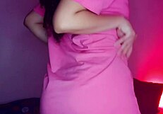 es una novia cachonda que muestra su coño, ¿quieres ver más?