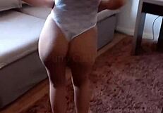 Fiz um streptease pro marido o safado me faz gozar chupando minha bucetinha antes de me comer ate o meu cuzinho esse safado fodeu tomei leitinho na boca no final que tesao