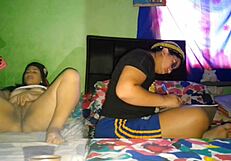 Me Masturbo Mi Gran Coño Mientras Mi Hermanastra Hace Las Tareas De La Universidad