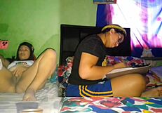 Me Masturbo Mi Gran Coño Mientras Mi Hermanastra Hace Las Tareas De La Universidad