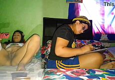 Me Masturbo Mi Gran Coño Mientras Mi Hermanastra Hace Las Tareas De La Universidad