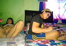 Me Masturbo Mi Gran Coño Mientras Mi Hermanastra Hace Las Tareas De La Universidad